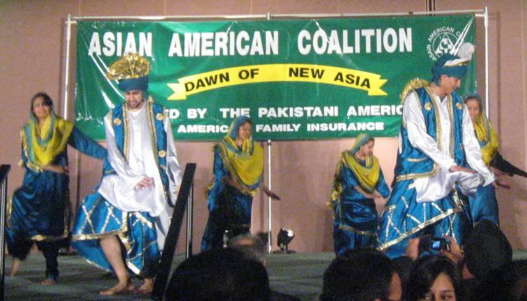 8_UIC_Bhangra1